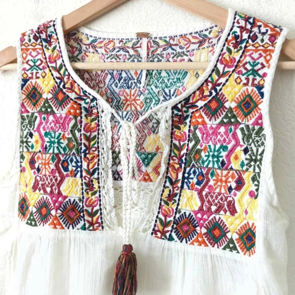 NWOT Free People Lohri top boho white with tassle - Picture 4 of 4